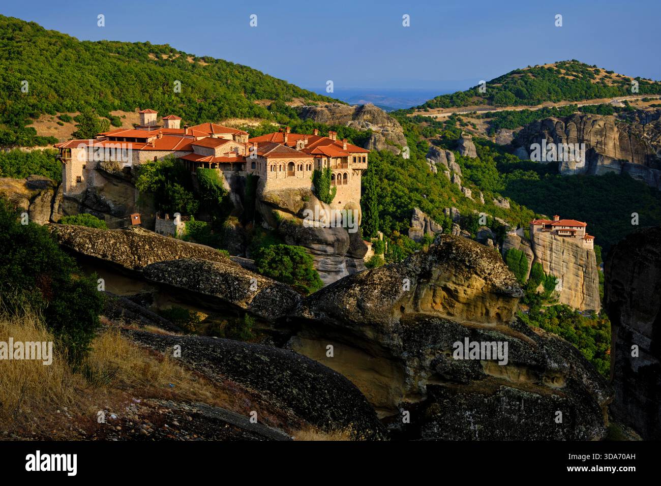 Griechenland, Thessalien, Kalambaka, die Meteora-Stätte, UNESCO-Weltkulturerbe, Kloster Varlaam und Kloster Roussanou Stockfoto