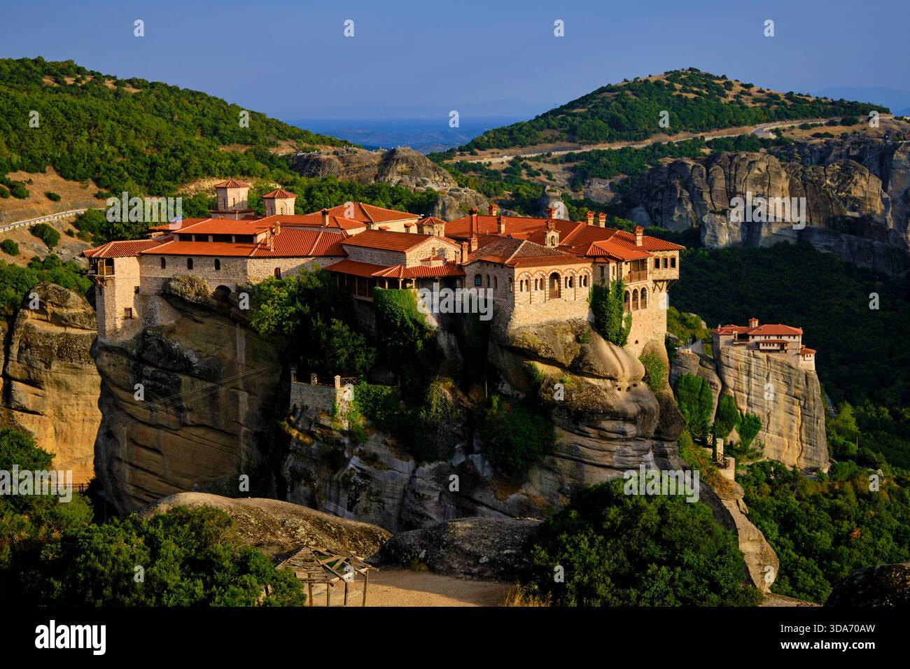 Griechenland, Thessalien, Kalambaka, die Meteora-Stätte, UNESCO-Weltkulturerbe, Kloster Varlaam und Kloster Roussanou Stockfoto