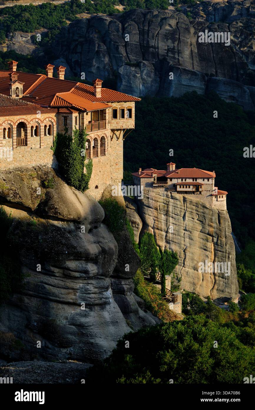 Griechenland, Thessalien, Kalambaka, die Meteora-Stätte, UNESCO-Weltkulturerbe, Kloster Varlaam und Kloster Roussanou Stockfoto