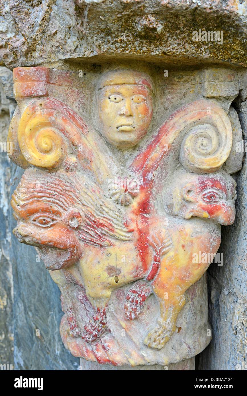 Hauptstadt einer Säule einer 1.000 Jahre alten Augustiner-romanischen Kirche. Er zeigt einen Löwen und ein Lamm, geführt von einem Kind, Symbol des Friedens. Aus einem Zitat von mir Stockfoto