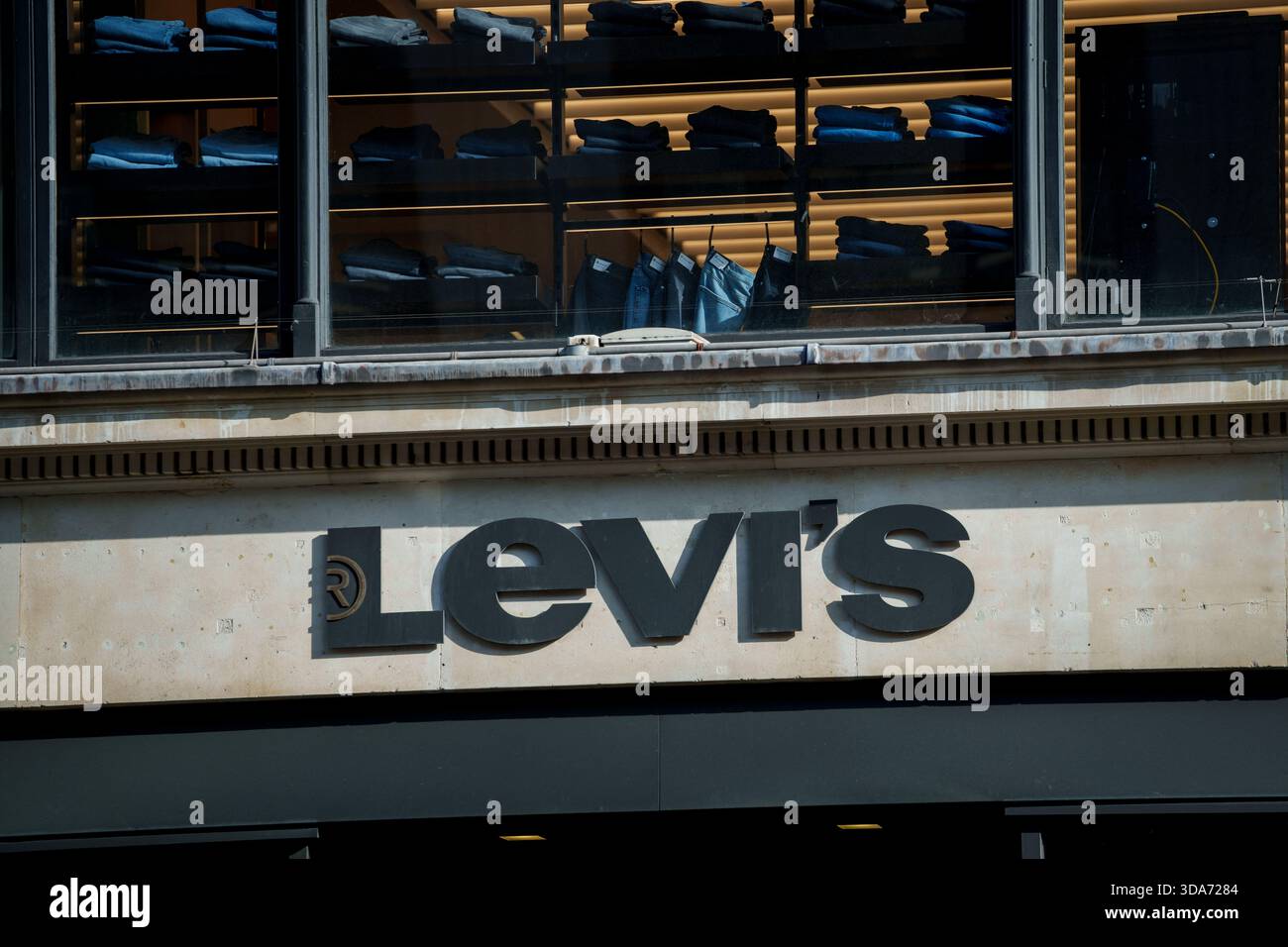 LONDON, GROSSBRITANNIEN. Februar 2025. Levis Logo auf dem Store London City. Levi Strauss & Co ist ein US-amerikanisches Bekleidungsunternehmen, das weltweit für seine Levi's br Stockfoto