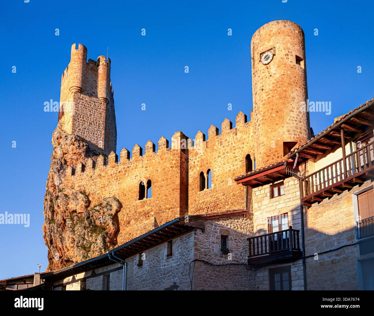 Die Burg Frías, die zwischen dem 12. Und 16. Jahrhundert erbaut wurde, befindet sich auf der Peñasco de La Muela, um die sich die Stadt Frías entwickelt. Stockfoto