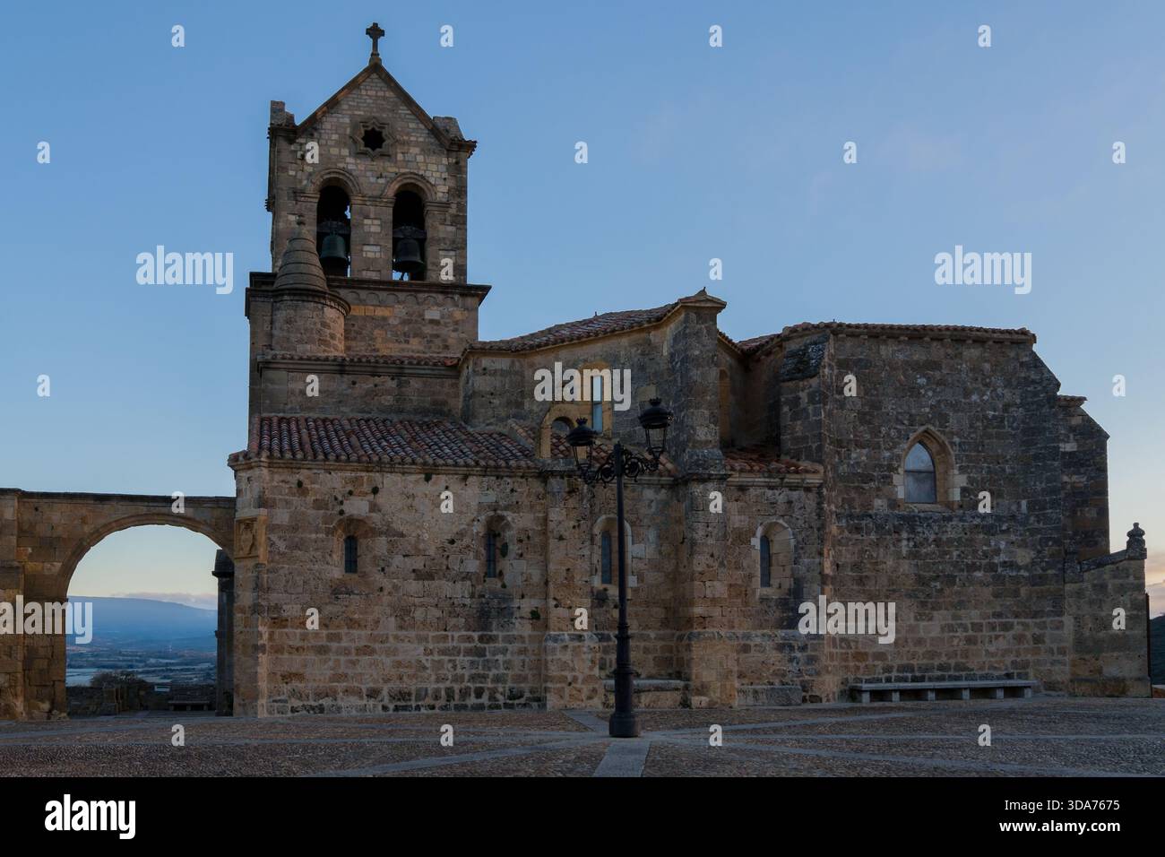 Die Kirche San Vicente Mártir ist der bekannteste Tempel in Frías, der sich am östlichen Ende des Felsens La Muela befindet. Stockfoto