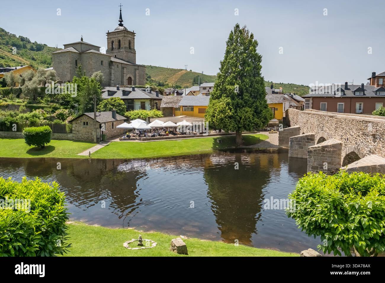 Molinaseca Stadt mit römischer Brücke und Kirche San Nicolas de Bari Leon Spanien Stockfoto
