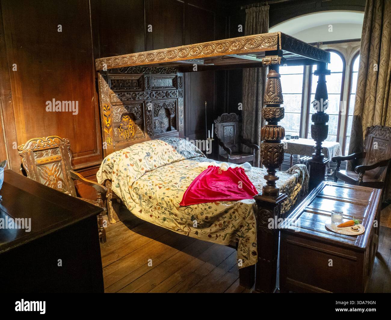 Ein Himmelbett aus Eichenholz aus den 1600er Jahren in einem Schlafzimmer in Towneley Hall in Burnley, Lancashire, Großbritannien Stockfoto