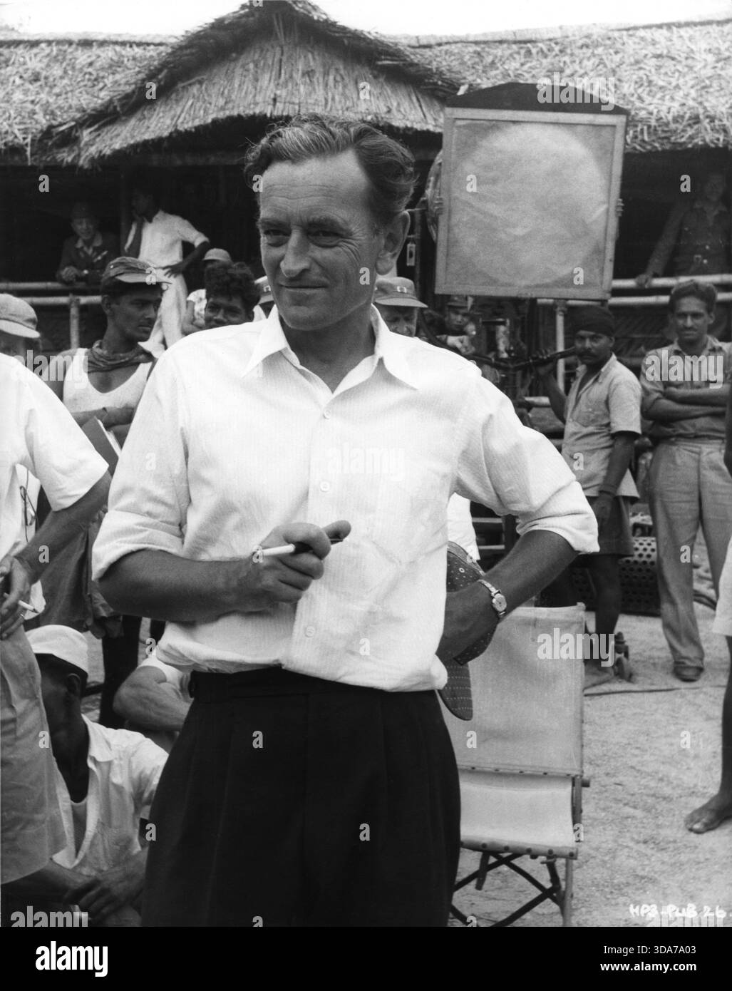 DAVID LEAN vor Ort in Ceylon (heute Sri Lanka) für DIE BRÜCKE AUF DEM FLUSS KWAI 1957 Regisseur DAVID LEAN Roman PIERRE BOULLE Drehbuch CARL FOREMAN und MICHAEL WILSON Musik MALCOLM ARNOLD Produzent SAM SPIEGEL Horizon Pictures / Columbia Pictures Stockfoto
