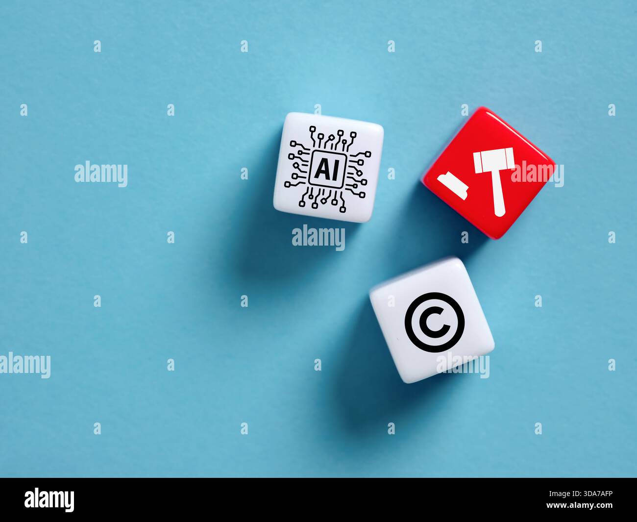 KI – Künstliche Intelligenz – Einfluss auf Gesetze zum geistigen Eigentum, Ethik und gesetzliche Vorschriften auf einer blauen Oberfläche. Stockfoto