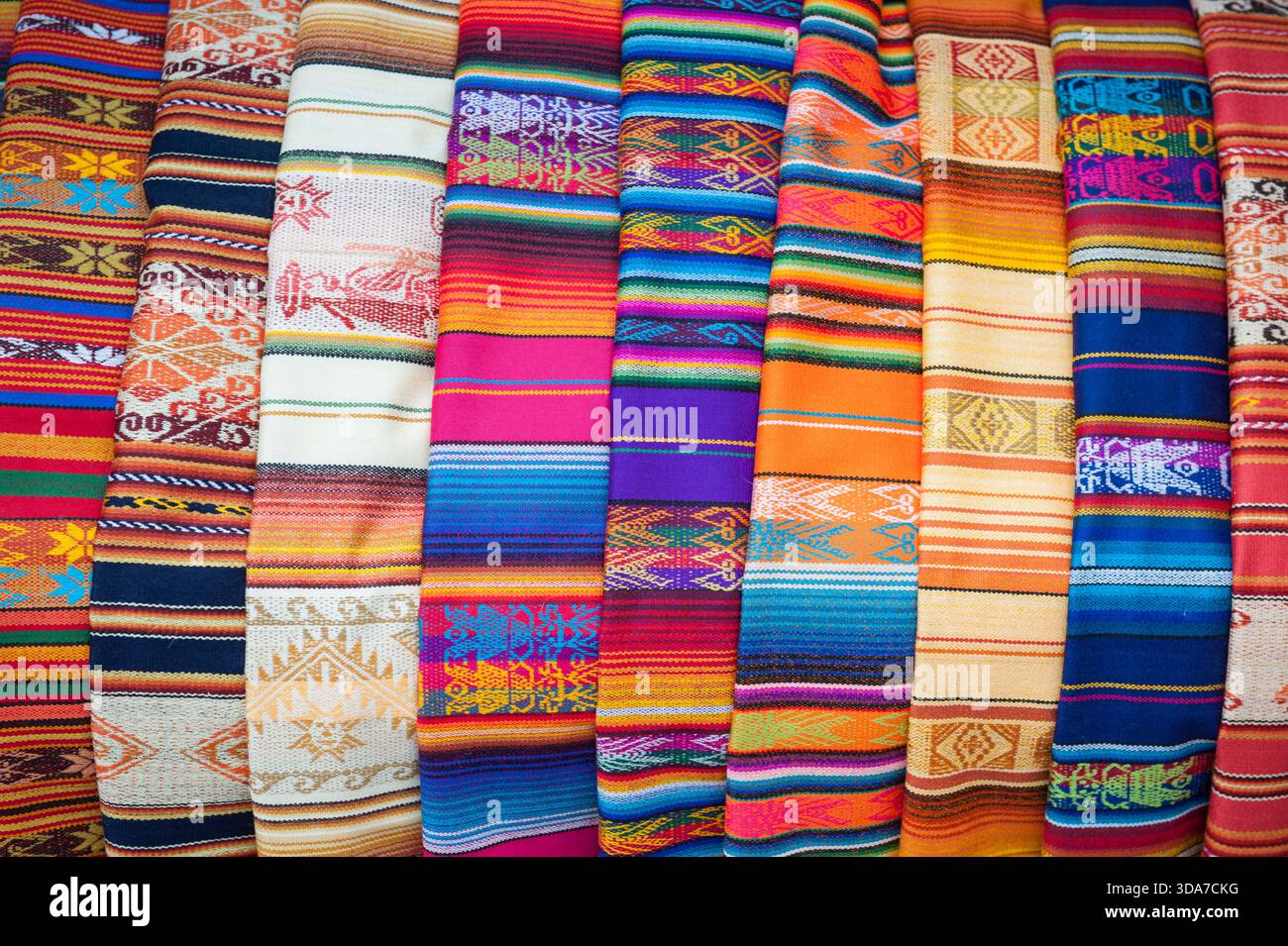 Otavalo Ecuador Jeden Samstag findet auf der Plaza de Ponchos im Zentrum der ecuadorianischen Stadt Otavalo der weltberühmte Markt statt. A W Stockfoto