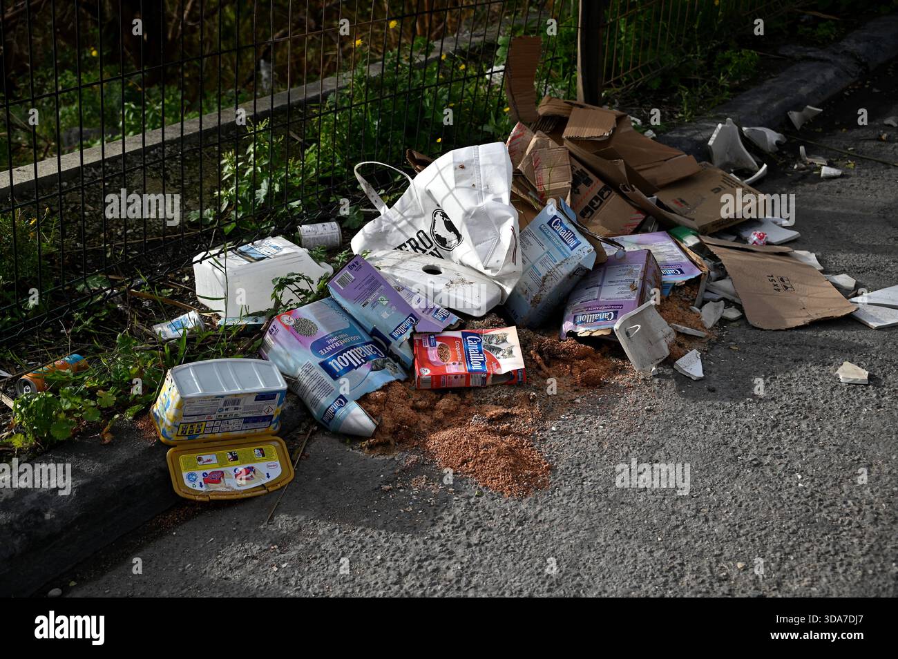 Marseille, Frankreich. Dezember 2025. Bilder von illegalem Dumping am Straßenrand. Quelle: SOPA Images Limited/Alamy Live News Stockfoto