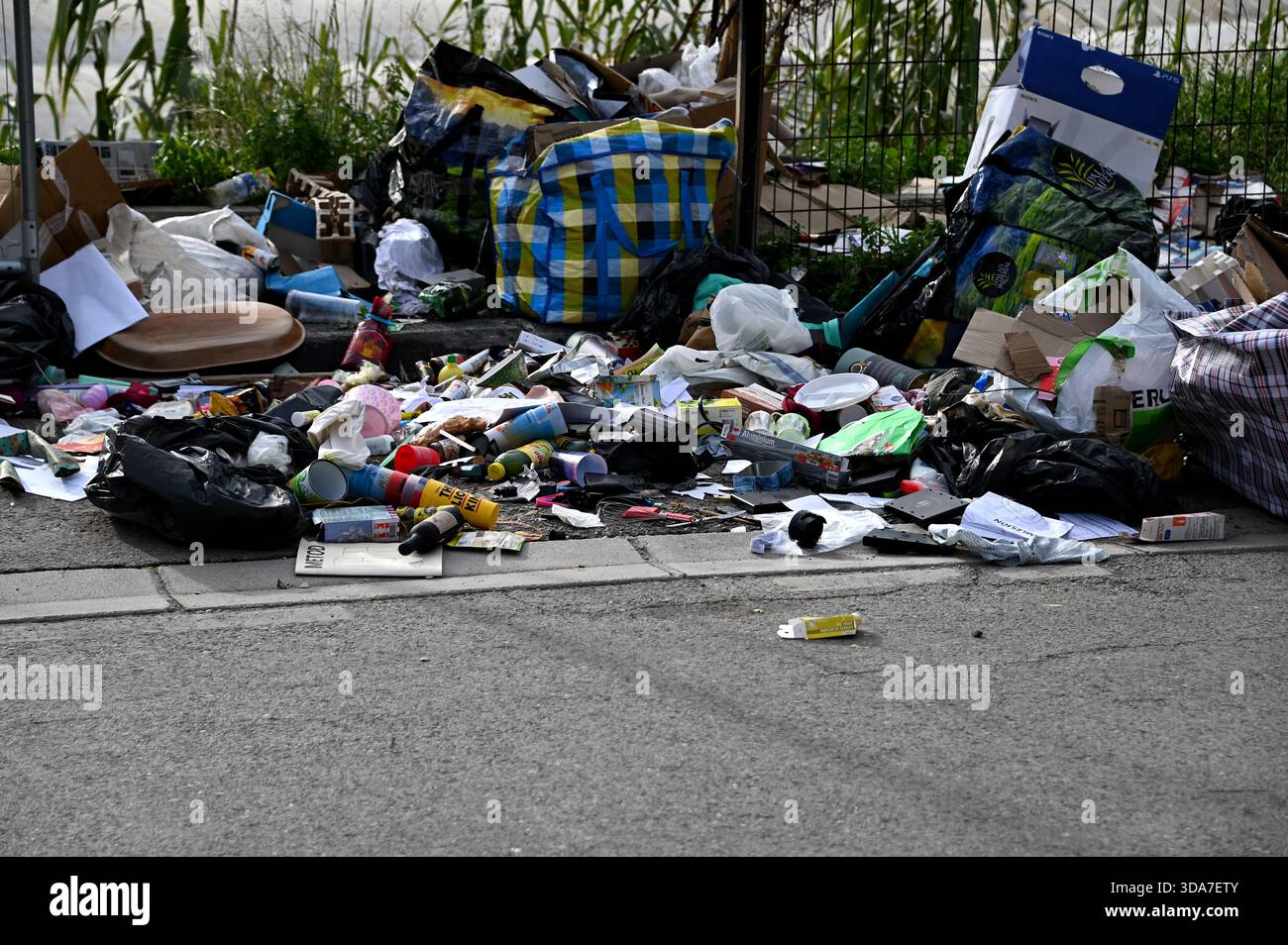 Marseille, Frankreich. Dezember 2025. Bilder von illegalem Dumping am Straßenrand. (Foto: Gerard Bottino/SOPA Images/SIPA USA) Credit: SIPA USA/Alamy Live News Stockfoto
