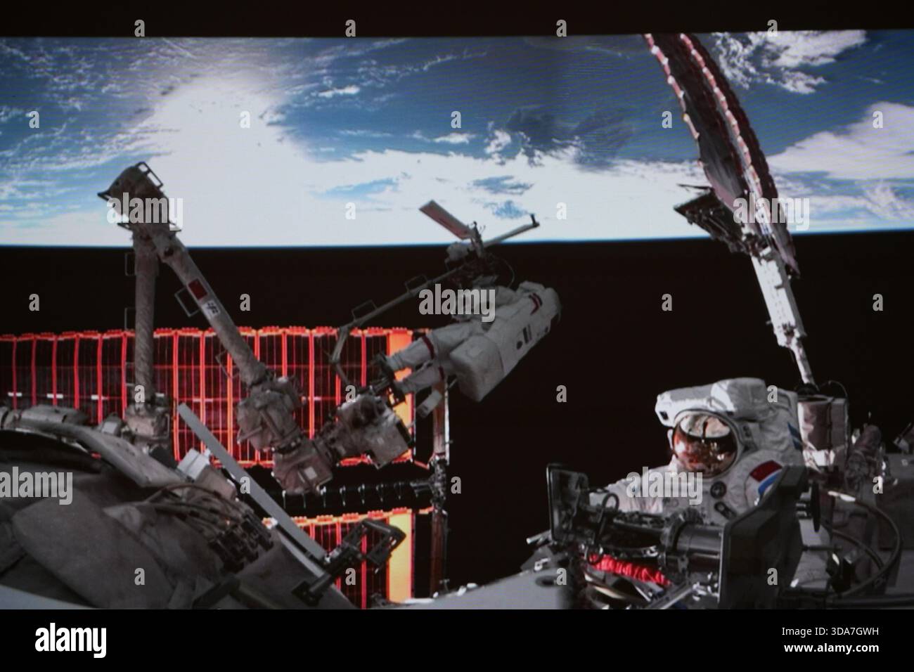 Peking, China. Dezember 2025. Dieses Bild, das am 9. Dezember 2025 im Beijing Aerospace Control Center aufgenommen wurde, zeigt Shenzhou-21-Astronauten, die außerhalb der chinesischen Raumstation unterwegs sind. Die Shenzhou-21-Crew an Bord der chinesischen Raumstation beendete die erste Reihe von außerfahrbaren Aktivitäten am Dienstag, wie die China bemannte Space Agency mitteilte. Quelle: Liu Yi/Xinhua/Alamy Live News Stockfoto