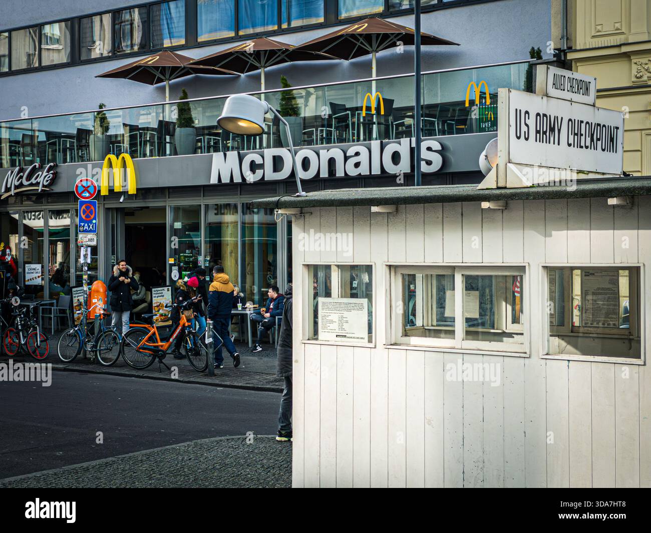 Macdonalds am Checkpoint Charile - Smartphone-aufgenommenes Stockfoto