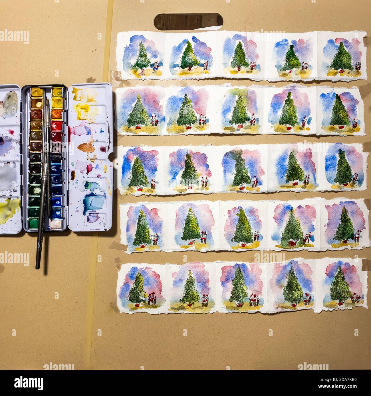 Handbemalte Weihnachtskarten in Bearbeitung - Smartphone-aufgenommenes Stockfoto