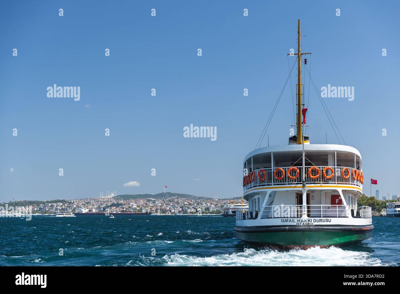 Istanbul, Türkei - 23. August 2025: Eine Passagierfähre fährt an einem sonnigen Sommertag unter klarem Himmel den Hafen von Istanbul Stockfoto