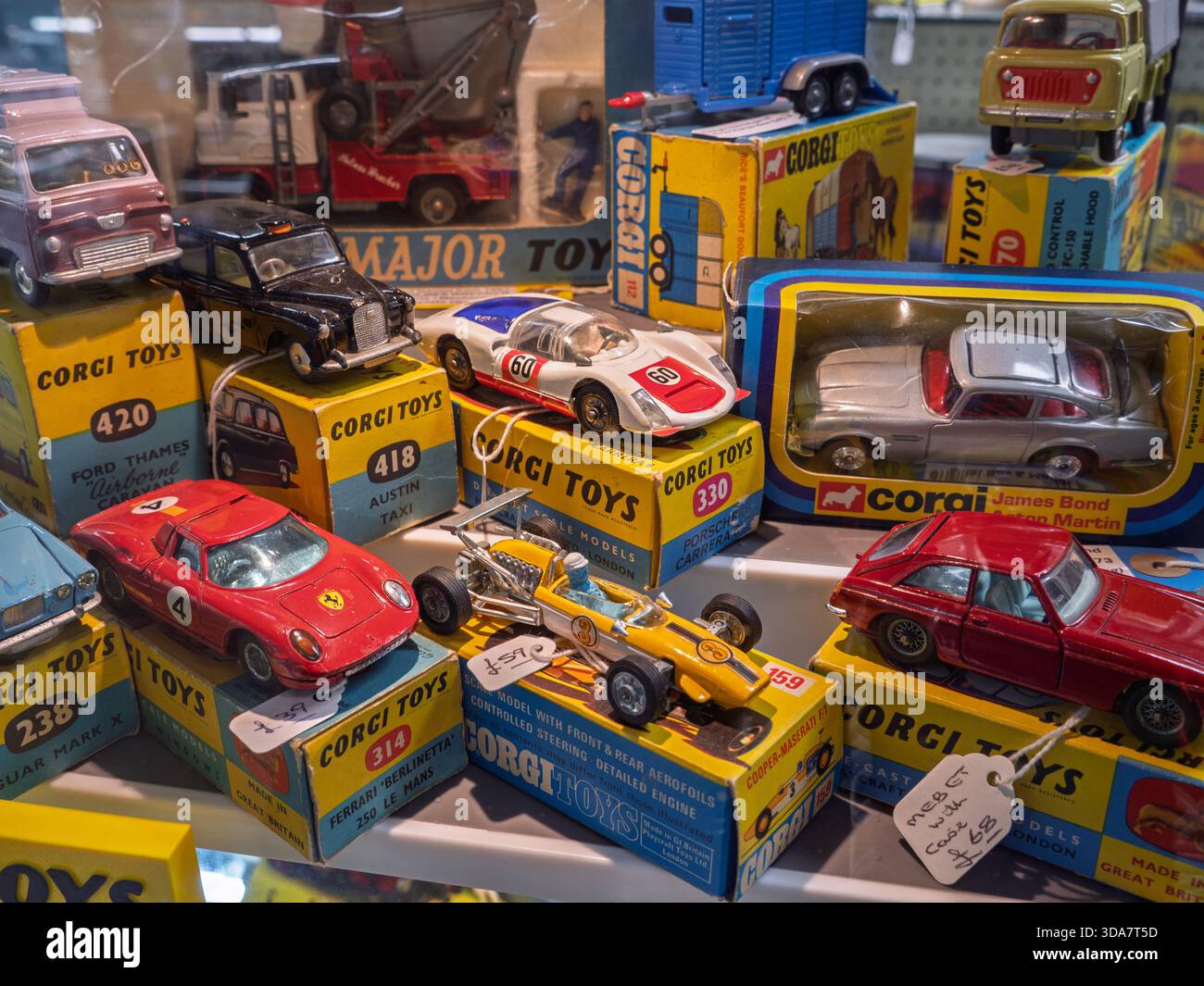 Im Hungerford Antiques Arcade, England, Großbritannien, gibt es Sammlerstücke aus Corgi-Oldtimerautos Stockfoto
