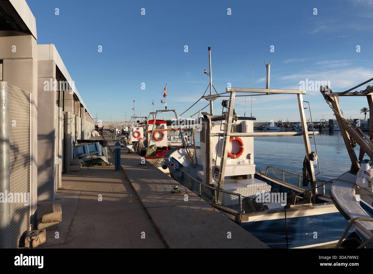Fischerboote liegen im Hafen von Fuengirola, Málaga, Spanien. Stockfoto
