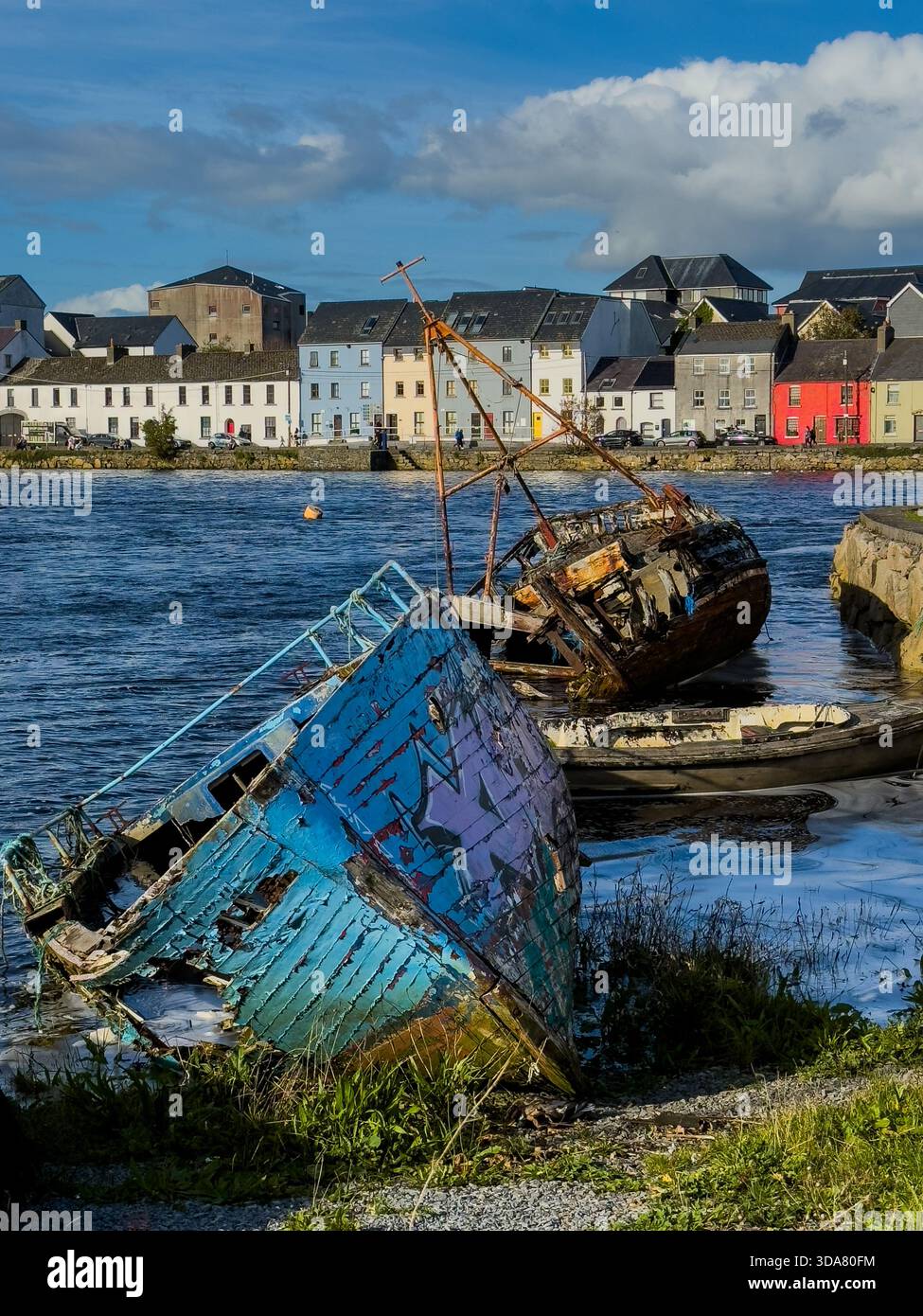 Ein frischer sonniger Herbsttag in Galway Horbour, Irland, mit Blick auf den langen Spaziergang über das Wasser - Smartphone-aufgenommenes Stockfoto