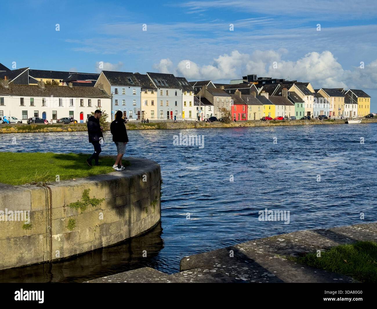 Ein frischer sonniger Herbsttag in Galway Horbour, Irland, mit Blick auf den langen Spaziergang über das Wasser Stockfoto