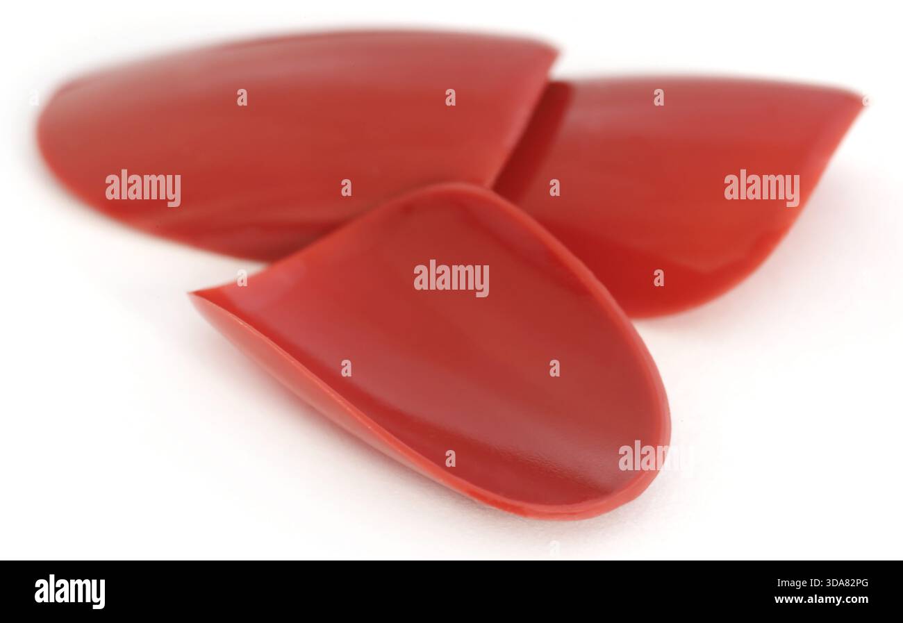 Künstliche Nägel auf weißem Hintergrund Stockfoto