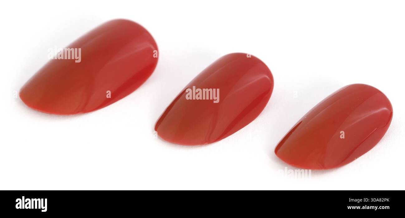 Künstliche Nägel auf weißem Hintergrund Stockfoto