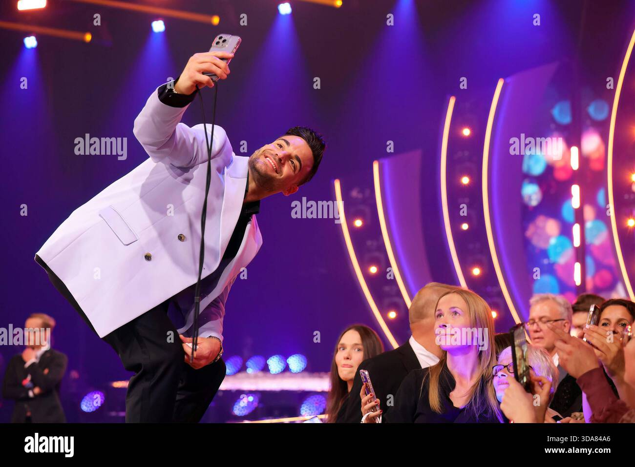 Die Giovanni Zarrella Show - Wir sagen Dankeschön Stefano Zarrella Content-Creator rund um das Thema Food, Bruder von Giovanni Zarrella macht Selfies mit seinen Fans im Anschluss an die Sendung. Die Giovanni Zarrella Show. ZDF-Live Sendung vom 22.11.2025 in der Baden-Arena Offenburg unter dem Motto Wir sagen Dankeschön. Offenburg, Baden-Württemberg, Deutschland. *** Die Giovanni Zarrella Show Wir sagen Dankeschön Stefano Zarrella Content Creator rund um das Thema Essen, Bruder von Giovanni Zarrella macht Selfies mit seinen Fans nach der Sendung die Giovanni Zarrella Show ZDF Live-Übertragung fro Stockfoto