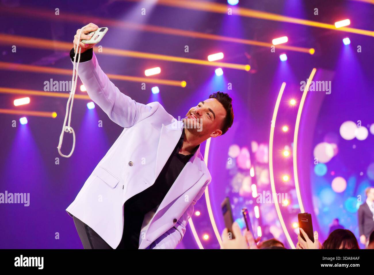 Die Giovanni Zarrella Show - Wir sagen Dankeschön Stefano Zarrella Content-Creator rund um das Thema Food, Bruder von Giovanni Zarrella macht Selfies mit seinen Fans im Anschluss an die Sendung. Die Giovanni Zarrella Show. ZDF-Live Sendung vom 22.11.2025 in der Baden-Arena Offenburg unter dem Motto Wir sagen Dankeschön. Offenburg, Baden-Württemberg, Deutschland. *** Die Giovanni Zarrella Show Wir sagen Dankeschön Stefano Zarrella Content Creator rund um das Thema Essen, Bruder von Giovanni Zarrella macht Selfies mit seinen Fans nach der Sendung die Giovanni Zarrella Show ZDF Live-Übertragung fro Stockfoto