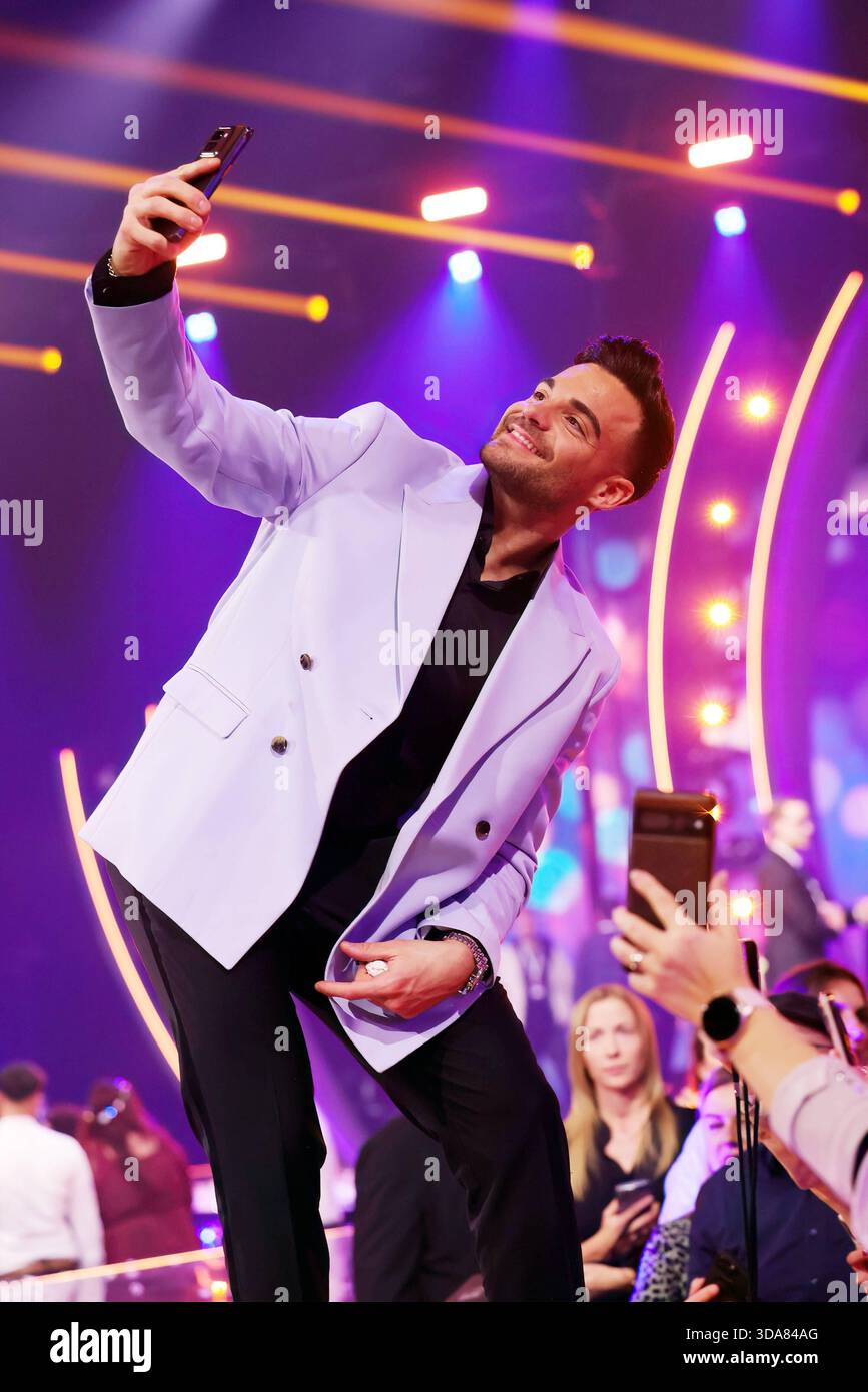 Die Giovanni Zarrella Show - Wir sagen Dankeschön Stefano Zarrella Content-Creator rund um das Thema Food, Bruder von Giovanni Zarrella macht Selfies mit seinen Fans im Anschluss an die Sendung. Die Giovanni Zarrella Show. ZDF-Live Sendung vom 22.11.2025 in der Baden-Arena Offenburg unter dem Motto Wir sagen Dankeschön. Offenburg, Baden-Württemberg, Deutschland. *** Die Giovanni Zarrella Show Wir sagen Dankeschön Stefano Zarrella Content Creator rund um das Thema Essen, Bruder von Giovanni Zarrella macht Selfies mit seinen Fans nach der Sendung die Giovanni Zarrella Show ZDF Live-Übertragung fro Stockfoto