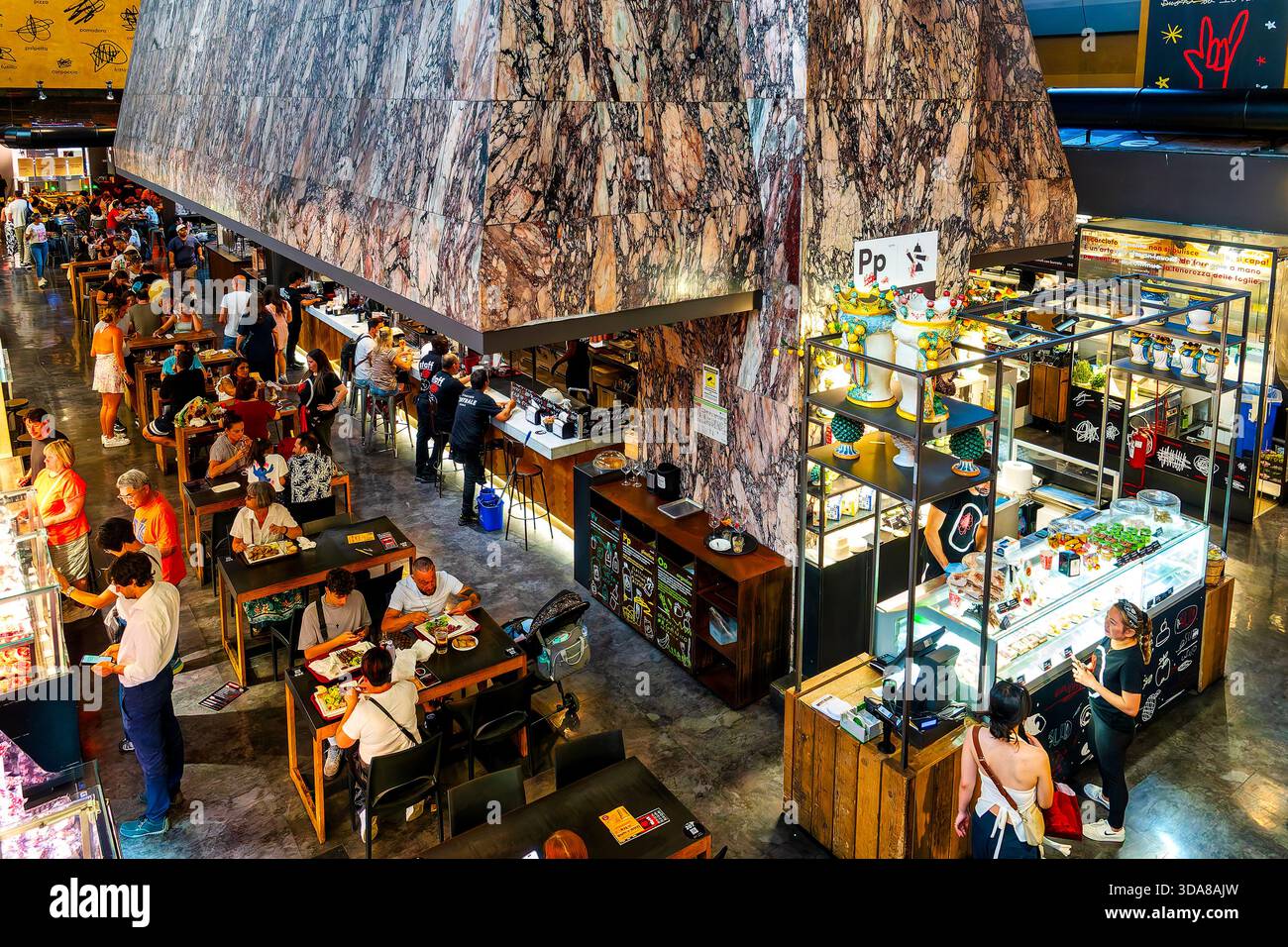 Imbissstände und Essbereich im Mercato Centrale am Bahnhof Roma Termini, Italien. Stockfoto