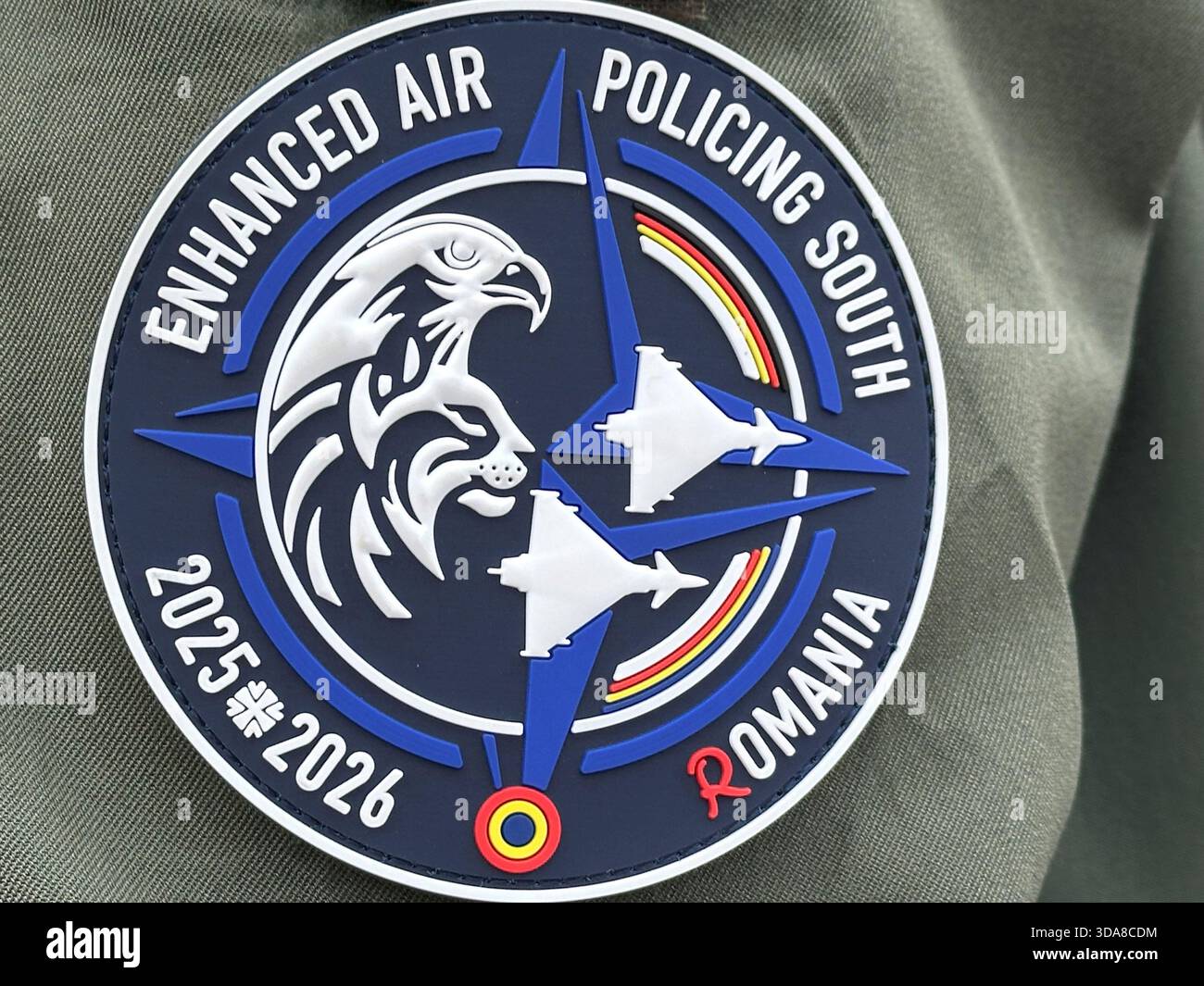 9. Dezember 2025, Rumänien, Militärflugplatz Mihail Kog·lniceanu: Ansicht des Logos der NATO-Mission zum Schutz der Südostflanke auf einem Patch der Uniform eines Oberstleutnants. Foto: Carsten Hoffmann/dpa Stockfoto
