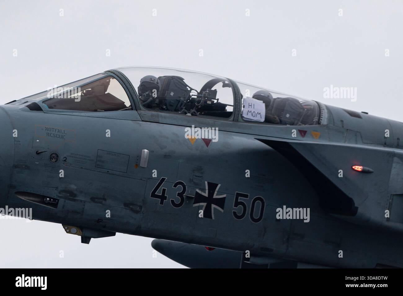 Nahaufnahme der Luftwaffe Panavia Tornado IDS 43-50, Serie 135/GS024/4050, die den Piloten während des Fluges auf der Sanicole Air Show 2019 in Belgien zeigt. Stockfoto
