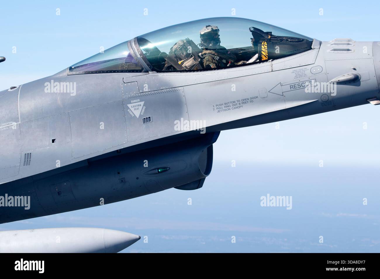 Die belgische Luftwaffe F-16 FA-116 der Tiger Squadron wurde auf der Sanicole Air Show 2019 aus Luft-Luft-Perspektive fotografiert, wobei der Schwerpunkt auf den Piloten und Cockpit-Instrumenten während des Fluges liegt. Stockfoto
