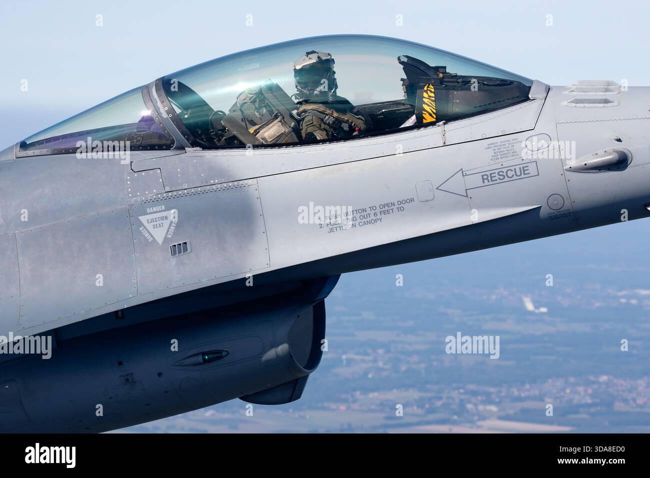 Nahaufnahme des Air-to-Air-Bildes der belgischen Luftwaffe F-16 FA-116 von der Tiger Squadron auf der Sanicole Air Show 2019, das den Piloten im Cockpit und detaillierte Flugzeugfunktionen während des Fluges zeigt. Stockfoto