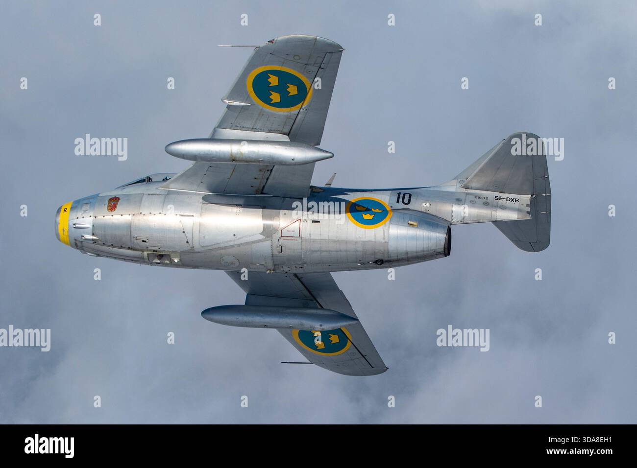 Luftbild einer schwedischen Luftwaffe Saab 29 Tunnan, Kennzeichen SE-DXB, mit dem Militärcode 10-R, der 2019 während der Sanicole Air Show in Belgien flog. Das Bild zeigt den historischen Jet-Jäger im Flug mit seinen markanten, geschwungenen Flügeln und nationalen Markierungen. Stockfoto