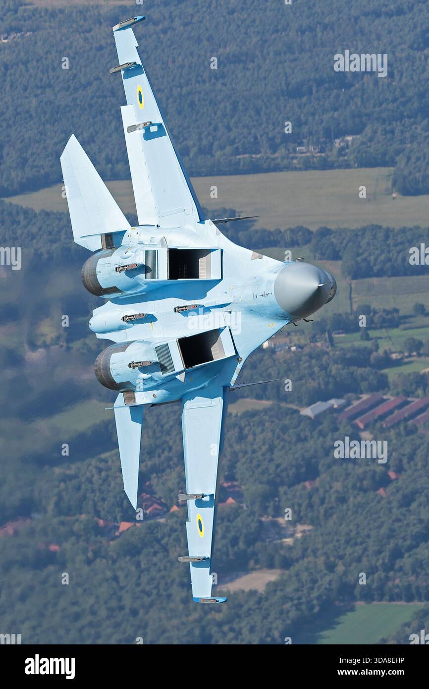 Luftaufnahme einer ukrainischen Luftwaffe Sukhoi Su-27P1M, Kennzeichen 39 blau, bei der Bankmanöver und Kunstflug während der Sanicole Air Show 2019 in Belgien durchgeführt wurden. Während des Manövers sind die gefegten Flügel und der Schwanz des Jets sichtbar. Stockfoto