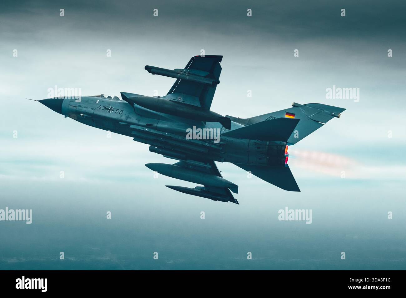 Luftaufnahme einer Luftwaffe Panavia Tornado IDS, Registrierung 43-50, Serie 135/GS024/4050, Flug mit Nachbrenner und Aufwärmen während der Sanicole Air Show in Belgien 2019. Das zweimotorige Kampfflugzeug wird als Teil der Antennenanzeige angezeigt. Stockfoto