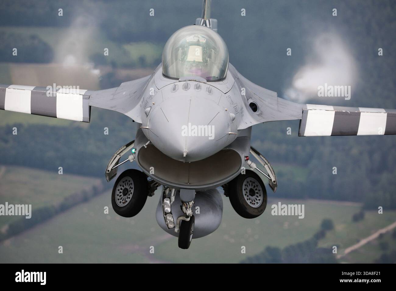 Air-to-Air-Bild der belgischen Luftwaffe F-16 Fighting Falcon, 350th Squadron, FA-57, mit D-Day-Markierungen zum 75. Jahrestag und verlängertem Fahrwerk während der Sanicole Air Show 2019 in Belgien. Stockfoto