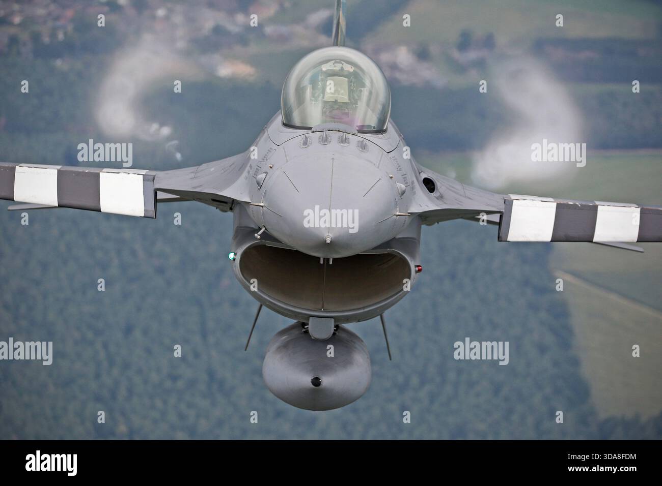 Air-to-Air-Ansicht einer belgischen Luftwaffe F-16 Fighting Falcon, 350th Squadron, Kennzeichen FA-57, mit 75-jährigem Jubiläum D-Day-Tail-Art während der Sanicole Air Show 2019 in Belgien. Stockfoto