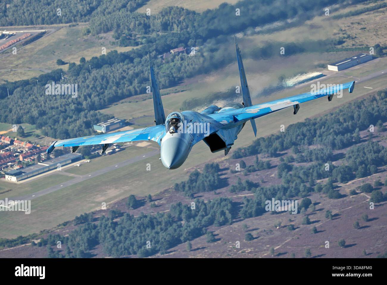Air-to-Air-Bild einer ukrainischen Luftwaffe Sukhoi Su-27P1M, Kennzeichen 39 blau, fliegend während der Sanicole Air Show in Belgien im Jahr 2019. Das Foto zeigt den Kampfflugzeug mit den Flügeln und dem Heckteil. Stockfoto