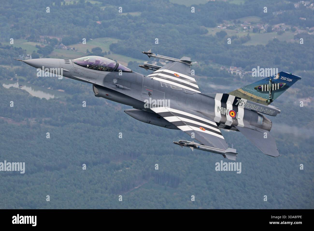 Air-to-Air-Ansicht der belgischen Luftwaffe F-16 Fighting Falcon, 350th Squadron, FA-57, mit D-Day-Heckmarkierungen zum 75. Jahrestag während der Sanicole Air Show 2019 in Belgien. Stockfoto