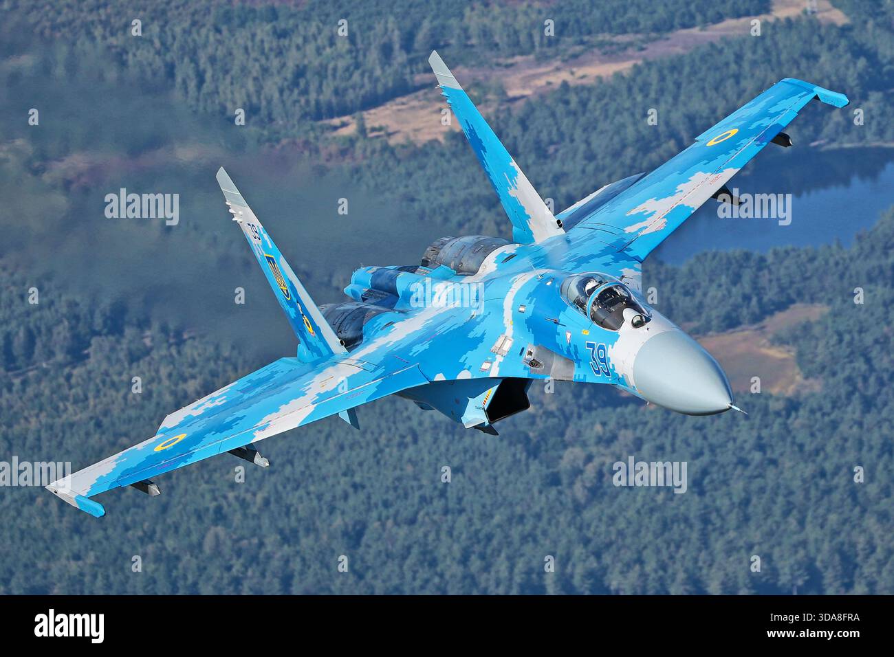 Luftbild einer ukrainischen Luftwaffe Sukhoi Su-27P1M, Kennzeichen 39 blau, fliegend während der Sanicole Air Show in Belgien im Jahr 2019. Das Flugzeug wird im Ebenen Flug mit sichtbaren Flügeln und Heckteil gezeigt. Stockfoto
