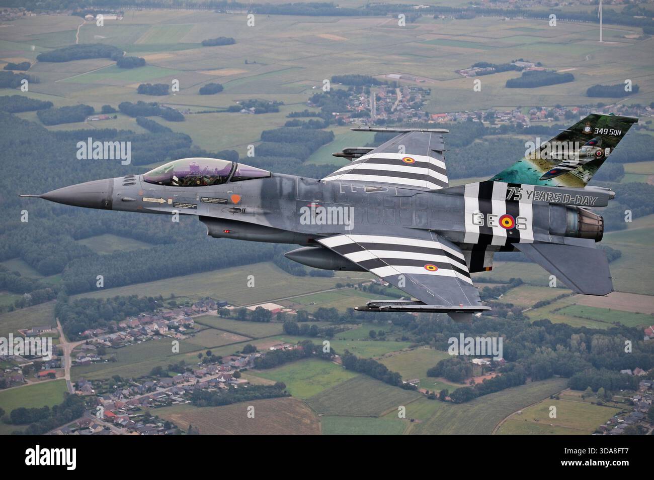 Die belgische Luftwaffe F-16 kämpfte Falcon FA-124 der 349th Squadron im Flug mit D-Day-Heckmarkierungen zum 75. Jahrestag während der Sanicole Air Show 2019 in Belgien, fotografierte Air-to-Air. Stockfoto