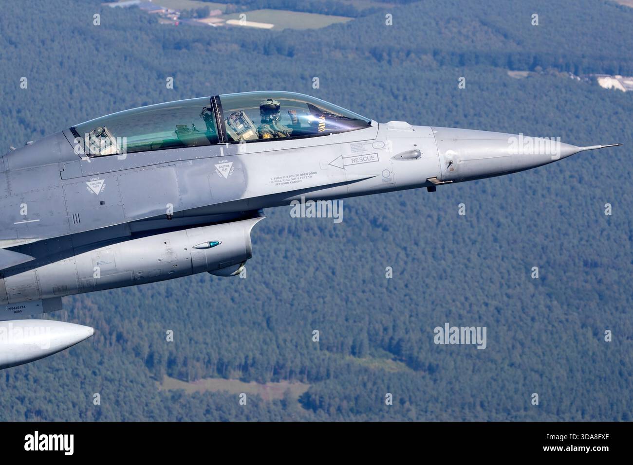 Detaillierte Luft-Luft-Fotografie einer belgischen Luftwaffe F-16, die den Falken während des Fluges auf der Sanicole Air Show in Belgien im Jahr 2019 fokussiert. Die Abbildung zeigt das Schutzdach, das Pilotgetriebe und den Bereich der Flugzeugnase. Stockfoto