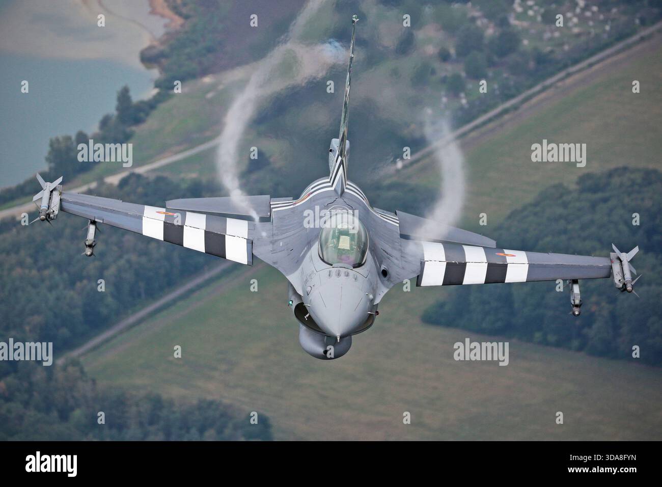 Air-to-Air-Fotografie der belgischen Luftwaffe F-16 Fighting Falcon, 350th Squadron, FA-57, mit 75-jährigem Jubiläum der D-Day-Heckkunst auf der Sanicole Air Show 2019 in Belgien. Stockfoto