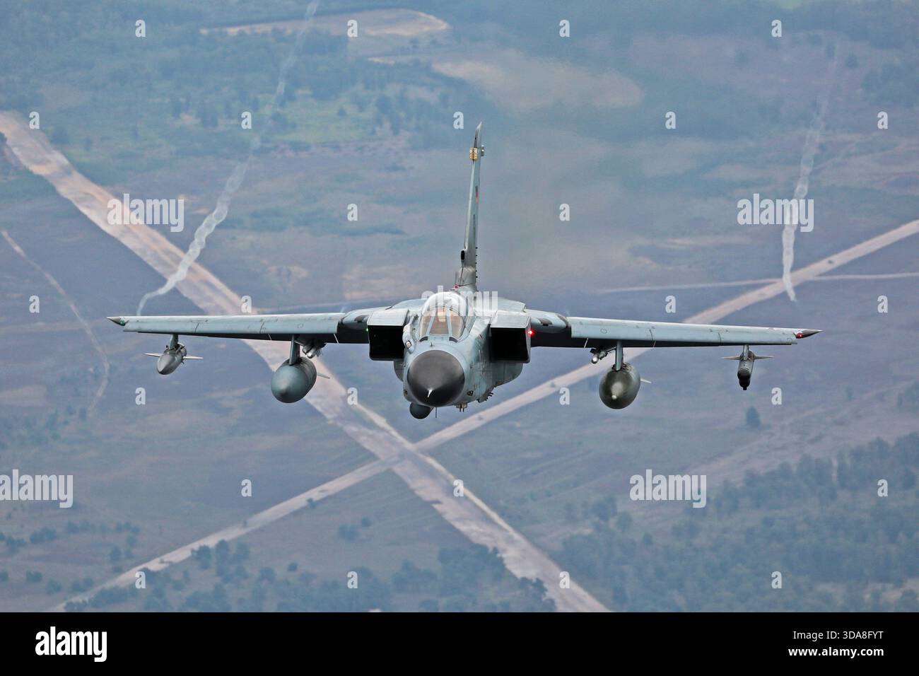 Luftbild einer Luftwaffe Panavia Tornado IDS, Eintragungsnummer 43-50, Serie 135/GS024/4050, die während der Sanicole Air Show 2019 über Belgien fliegt, mit variablen Flügeln, zweimotorigem Layout, Rumpf, Cockpitdach, Heckbaugruppe und Kennzeichnung der deutschen Luftwaffe. Stockfoto