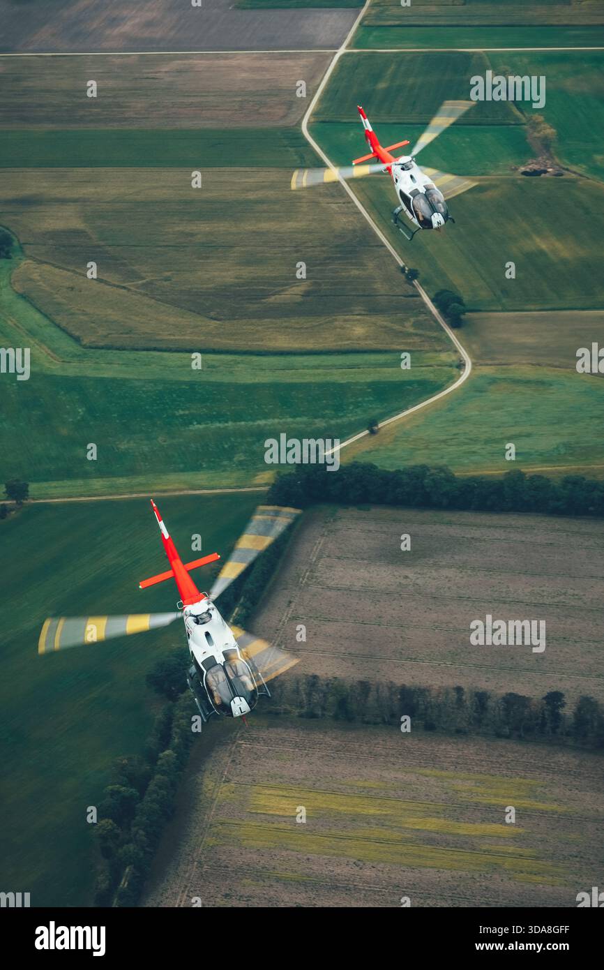 Ein Luft-Luft-Foto des HeliDax Eurocopter EC-120 Colibri, EC-120B Calliopé, auf der Sanicole Air Show 2019 in Belgien, das den Hauptrotor, den Heckrotor, das Blasendach und den kompakten Rumpf des HeliDax Eurocopter zeigt. Stockfoto