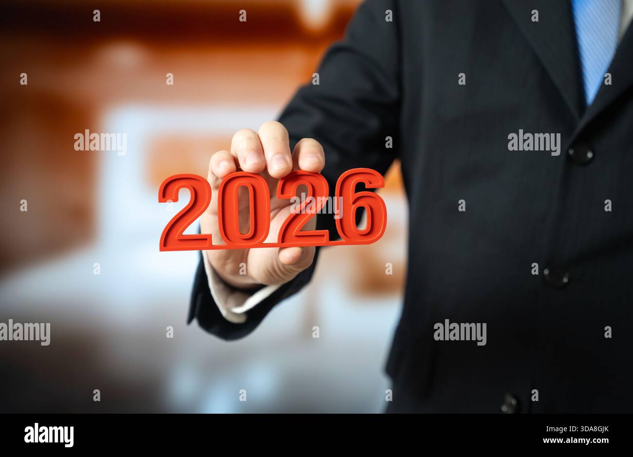 Das Jahr 2026 in der Hand eines Mannes in einem Anzug. Neues Jahr, Zukunftspläne und Geschäftstrends. Langfristige Vision und finanzielle Vorsorge. Markt Stockfoto