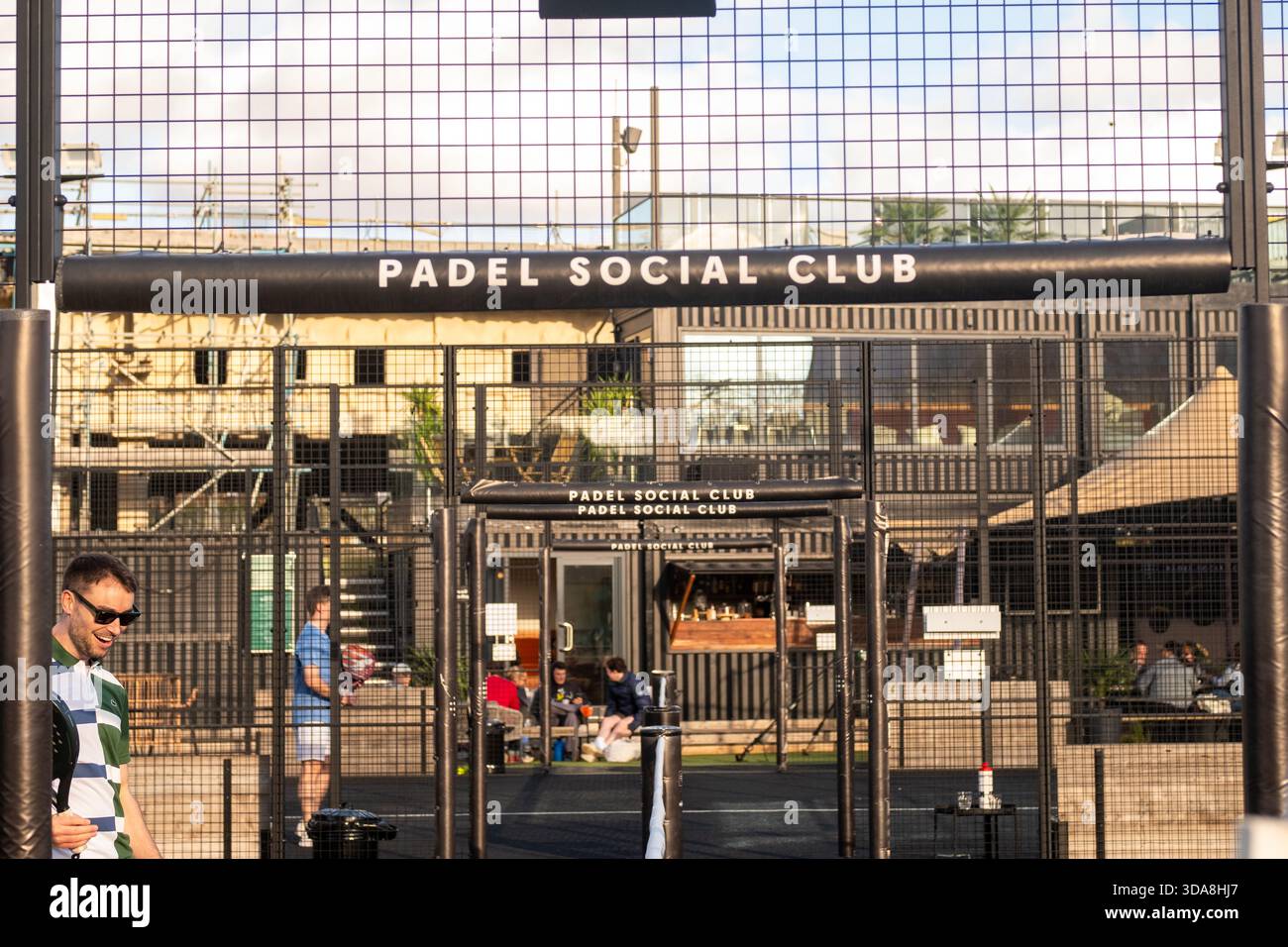 LONDON, 8. NOVEMBER 2025: Padel Social Club im Empress Space, einem Ort in Earls Court West Brompton SW6. Empress Museum, Empress Studios Stockfoto