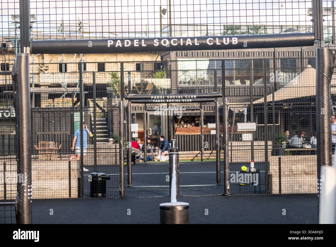 LONDON, 8. NOVEMBER 2025: Padel Social Club im Empress Space, einem Ort in Earls Court West Brompton SW6. Empress Museum, Empress Studios Stockfoto