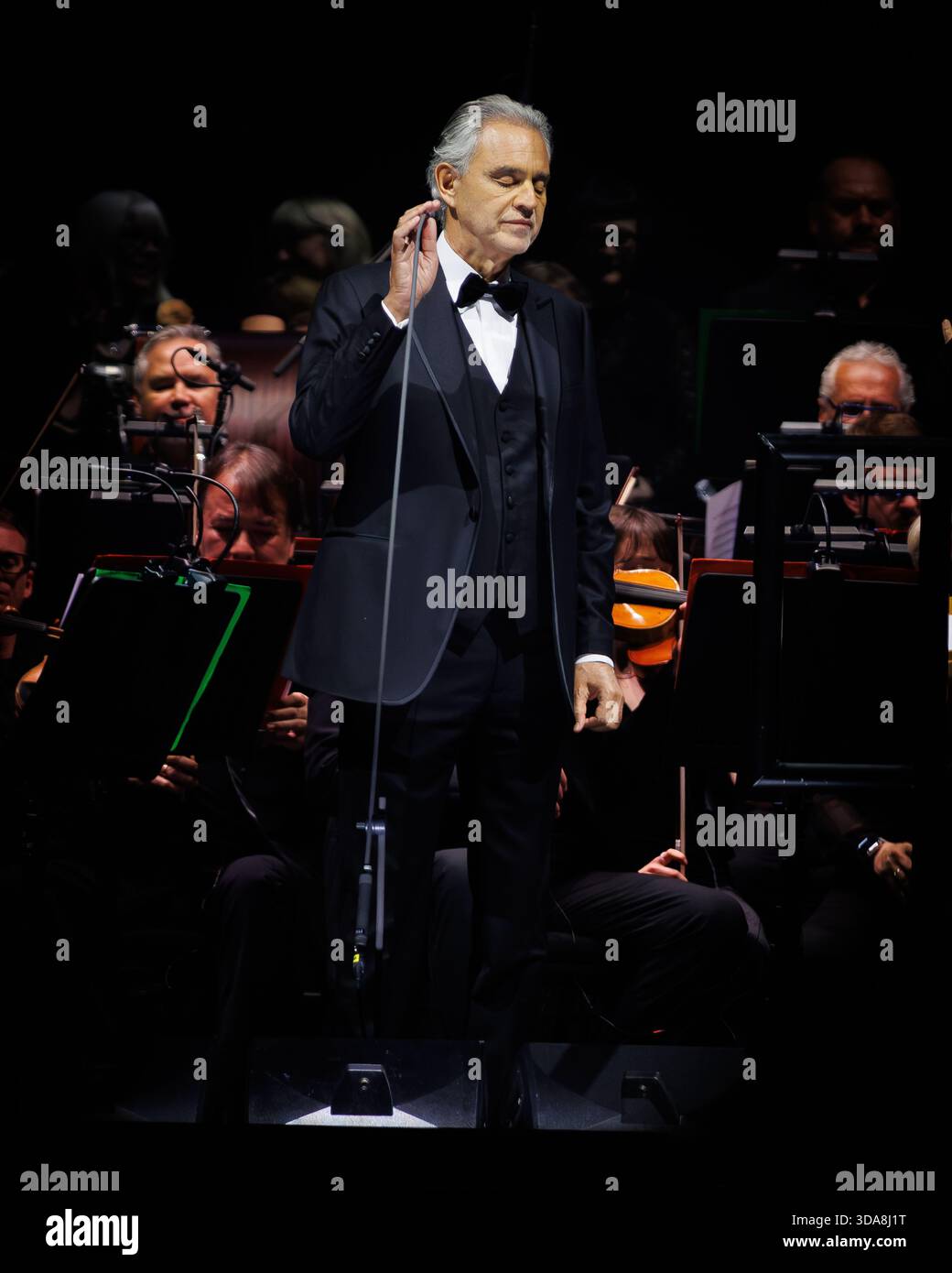 Andrea Bocelli trat am 2. Mai 2025 live in der O2 Arena in London auf Stockfoto