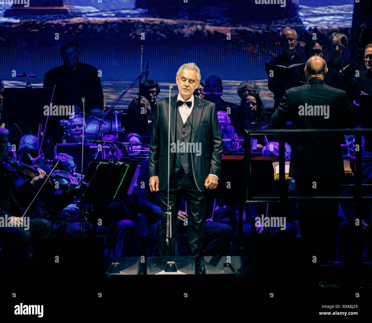 Andrea Bocelli trat am 2. Mai 2025 live in der O2 Arena in London auf Stockfoto